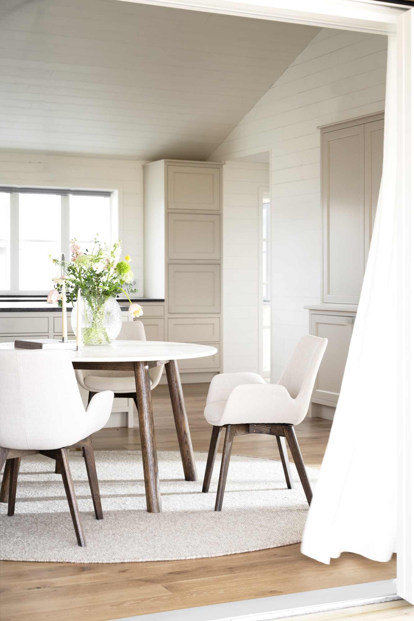 Hochwertiger Esstisch Taransay Rund 125cm, Travertin Sand, Eiche Braun für jede Einrichtung.