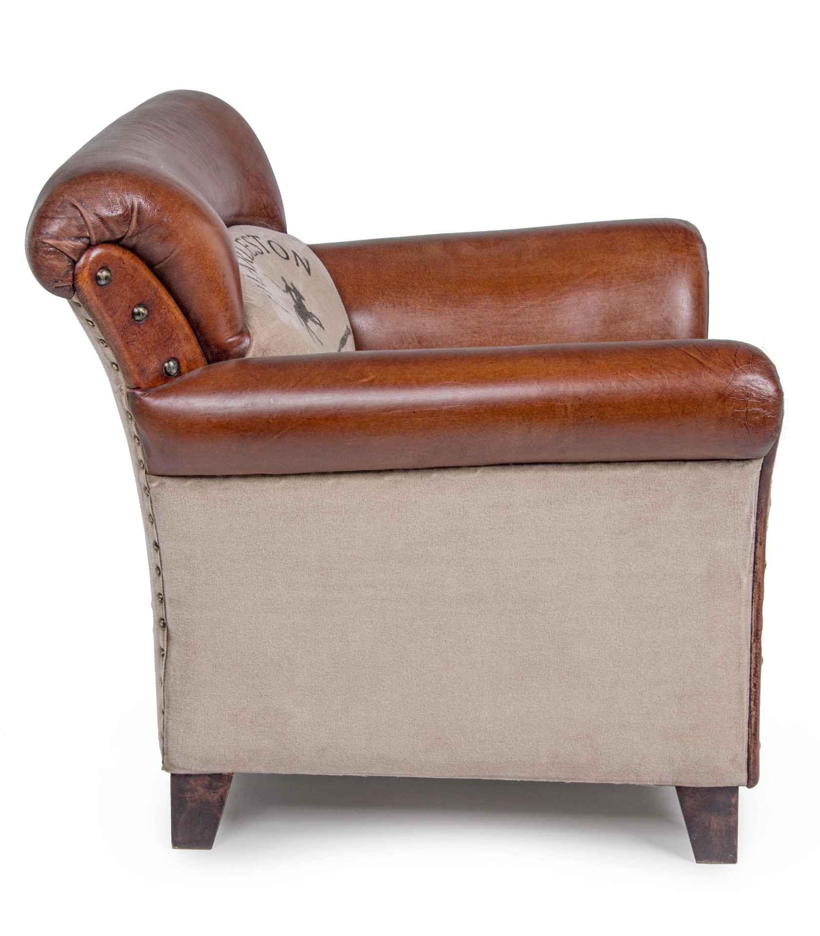 Der Sessel Charleston überzeugt mit seinem klassischen Design. Gefertigt wurde er aus Büffelleder, welches einen Cognac Farbton besitzt. Das Gestell ist aus Mangoholz und hat eine braune Farbe. Der Sessel besitzt eine Sitzhöhe von 46 cm. Die Breite beträg
