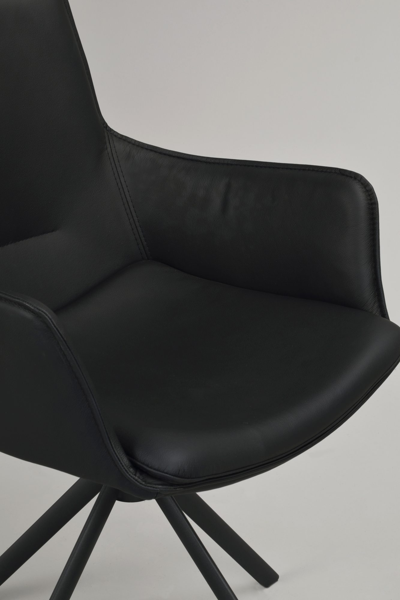 Hochwertiger Stuhl Lowell 2er Set Drehgestell mit Armlehnen, Leder Schwarz für jede Einrichtung.