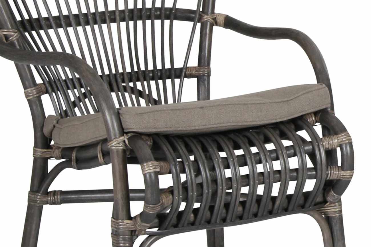 Das Sitzkissen Aldorossa überzeugt mit seinem modernen Design. Gefertigt wurde es aus Stoff, welche einen Beigen Farbton besitzt. Das Sitzkissen kann für diverse Gartenstühle genutzt werden.