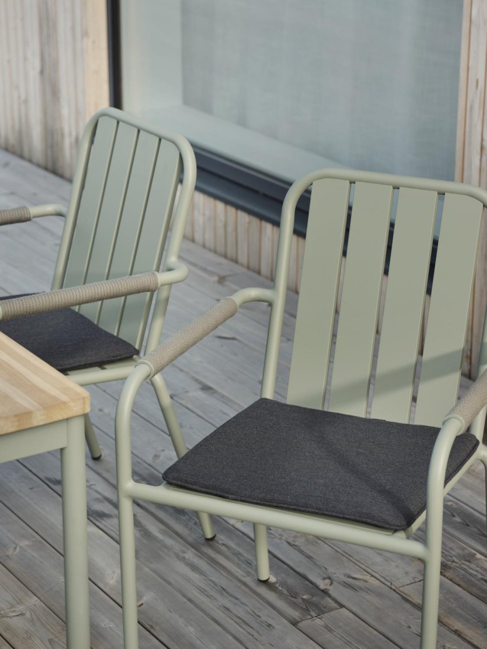 Das Sitzkissen Frisk überzeugt mit seinem modernen Design. Gefertigt wurde es aus Stoff, welche einen schwarzen Farbton besitzt. Das Sitzkissen kann für diverse Gartenstühle genutzt werden.