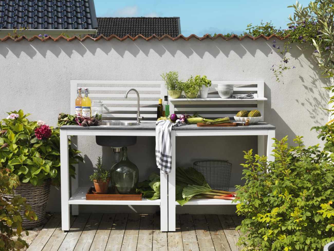 Die Gartenküche Bellac überzeugt mit ihrem modernen Design. Gefertigt wurde sie aus Aluminium, welches einen weißen Farbton besitzt. Die Küche verfügt über eine Stein-Platte. Das Theken-Element verfügt über ein zusätzliches Fach unterhalb der Arbeitsplatt
