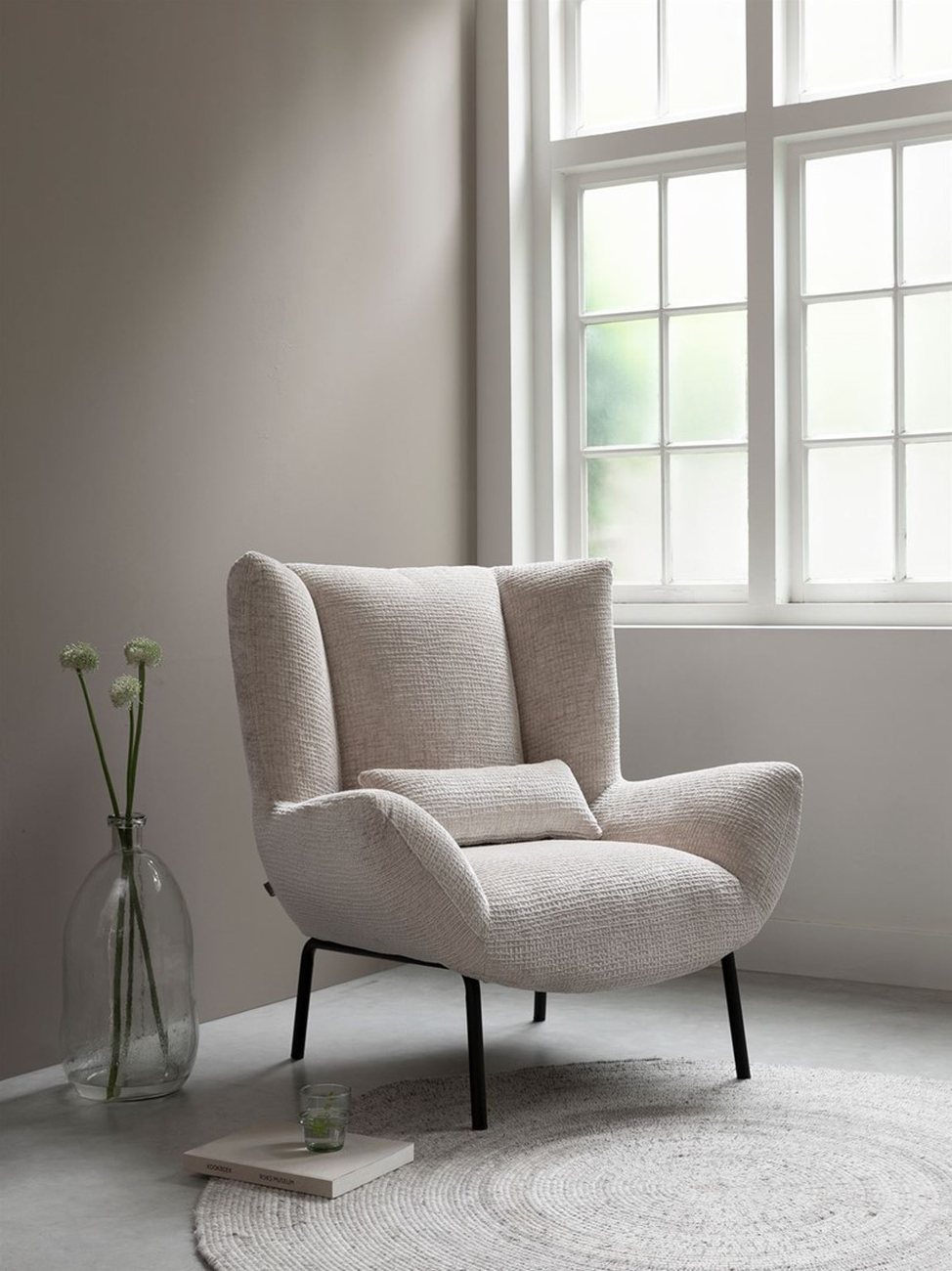 Der Sessel Astro überzeugt mit seinem modernen Design. Gefertigt wurde er aus Stoff, welcher einen natürlichen Farbton besitzt. Das Gestell ist aus Metall und hat eine schwarze Farbe. Der Sessel besitzt eine Größe von 97x92x96 cm.