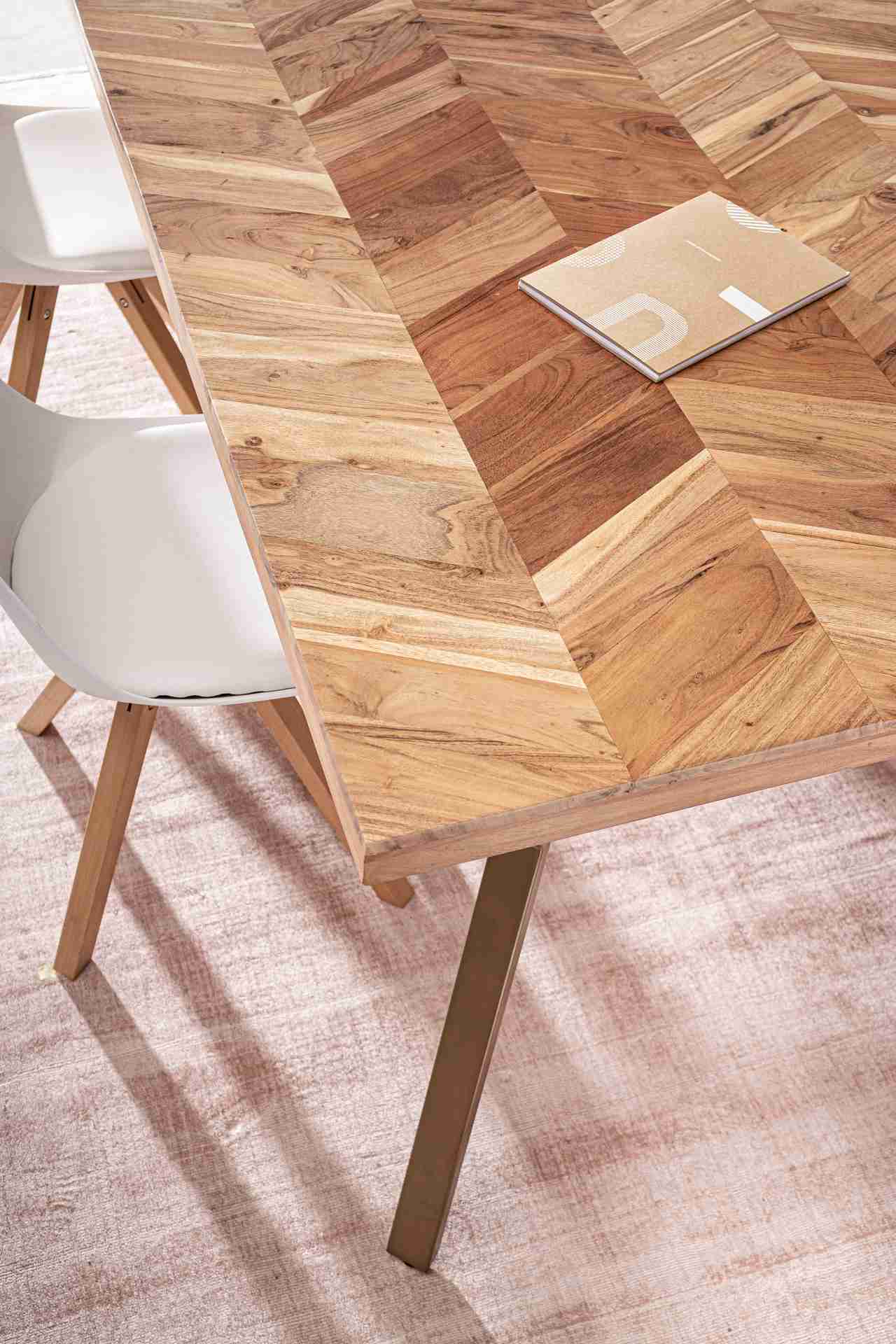 Der Esstisch Raida überzeugt mit seinem moderndem Design. Gefertigt wurde er aus Akazienholz, welches einen natürlichen Farbton besitzt. Das Gestell des Tisches ist aus Metall und ist in eine goldene Farbe. Der Tisch besitzt eine Breite von 220 cm.