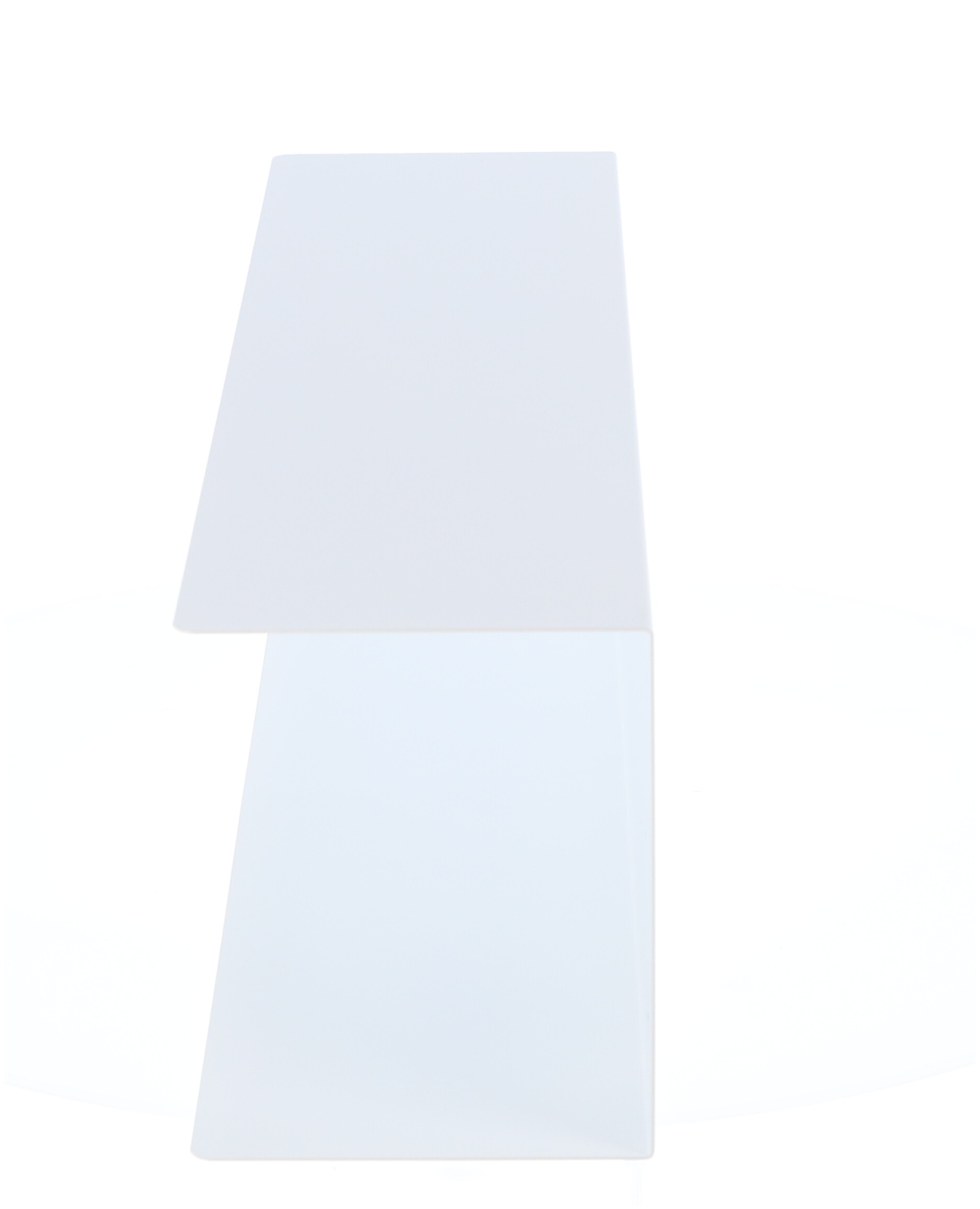 Das Wandregal Fleur wurde aus Metall gefertigt und hat einen weißen Farbton. Die Breite beträgt 80 cm. Das Design ist schlicht aber auch modern. Das Regal ist ein Produkt der Marke Jan Kurtz.