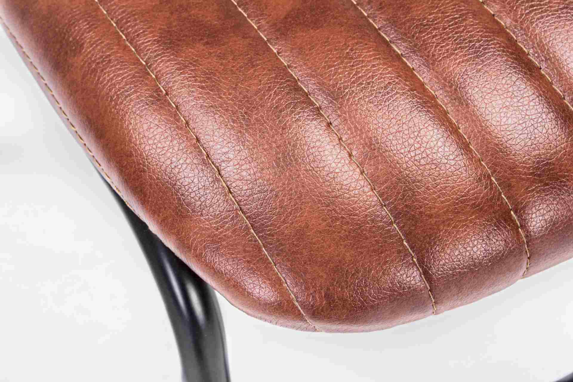 Der Stuhl Debbie überzeugt mit seinem industriellen Design. Gefertigt wurde der Stuhl aus Kunstleder, welches einen Cognac Farbton besitzt. Das Gestell ist aus Metall und ist Schwarz. Die Sitzhöhe beträgt 44 cm.