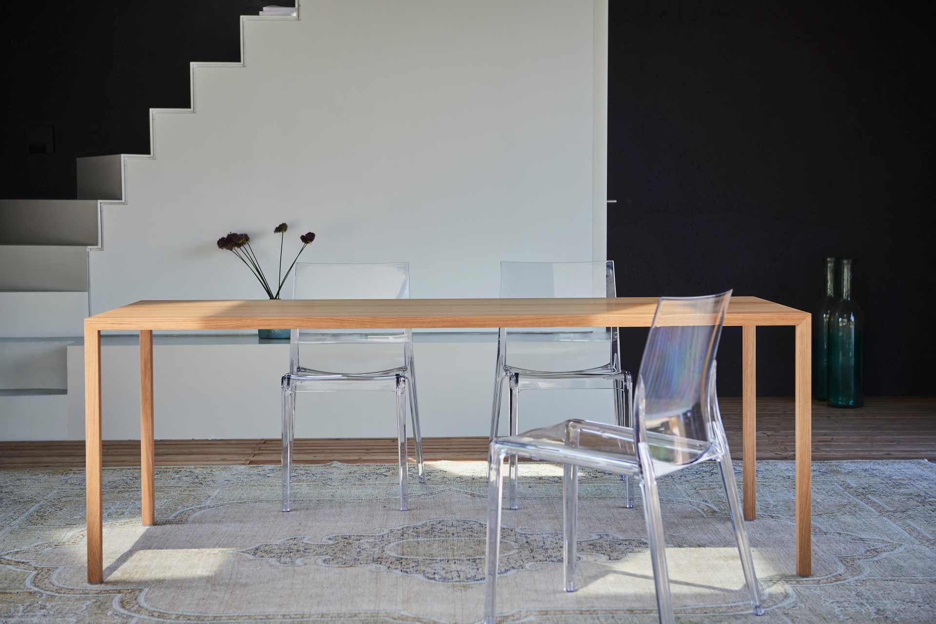 Der schlichte Tisch Cloud der Marke Jan Kurtz überzeugt mit seinem zeitlosen Design. Gefertigt wurde der Tisch aus Echtholzfurnier und hat eine natürliche Farbe. Die Länge des Tisches ist 200 cm.