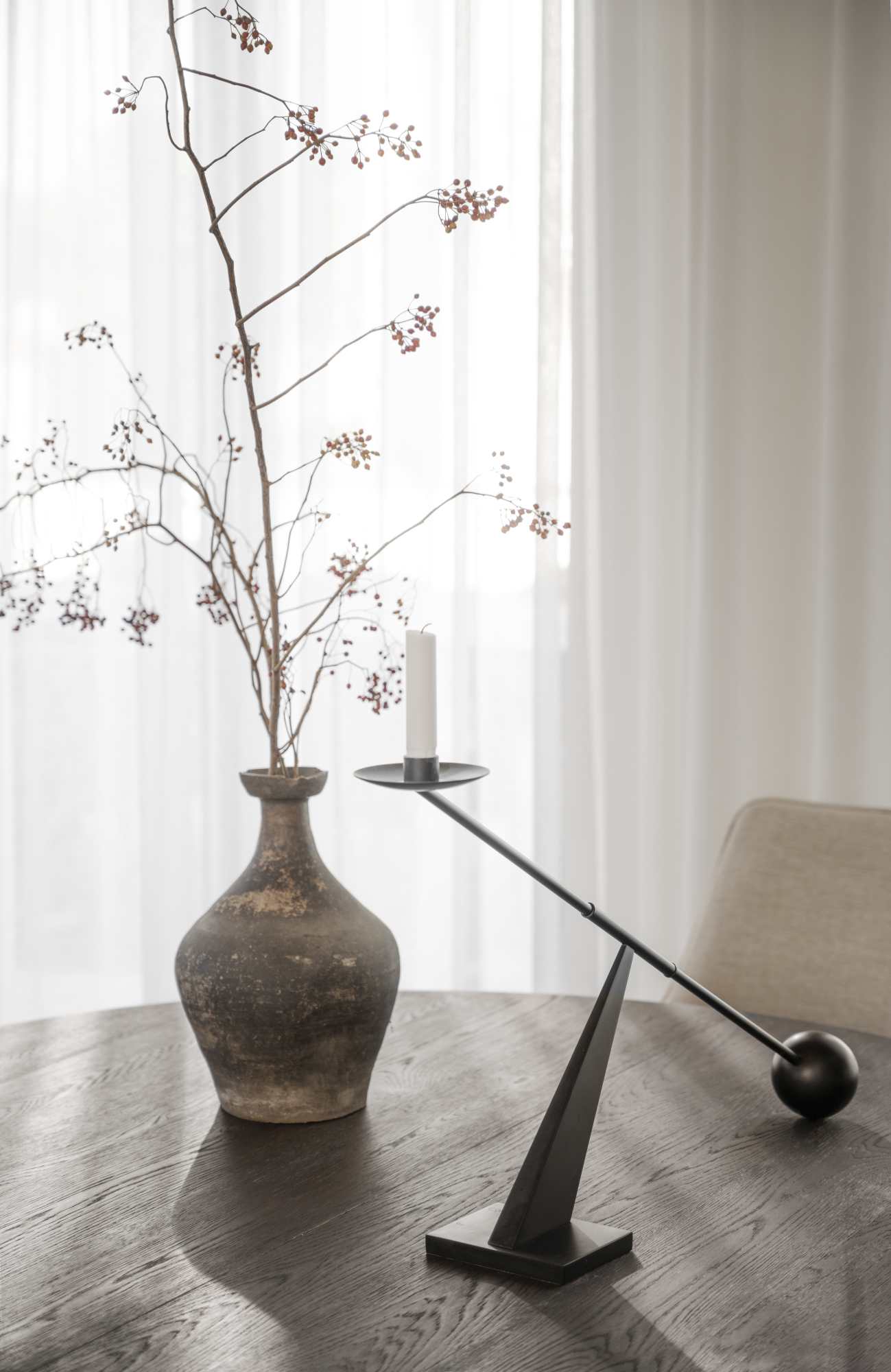 Komfortabel & schön – Esstisch Maddock Rund 135cm, Eiche Braun.