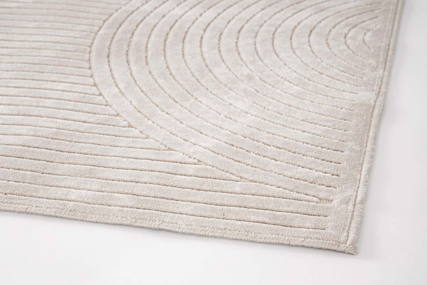 Der Teppich Klab überzeugt mit seinem modernen Design. Gefertigt wurde die Vorderseite aus Viskose, Chenille und Fleece, die Rückseite ist aus Latex. Der Teppich besitzt eine beige Farbton und die Maße von 160x230 cm.