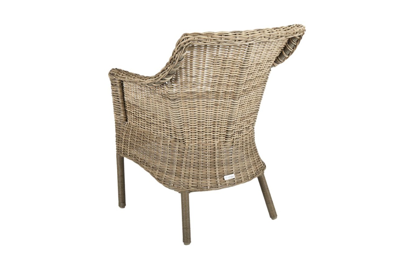 Der Gartenstuhl Lenora überzeugt mit seinem modernen Design. Gefertigt wurde er aus Rattan, welcher einen braunen Farbton besitzt. Das Gestell ist aus Metall und hat eine schwarze Farbe. Die Sitzhöhe des Stuhls beträgt 50 cm.