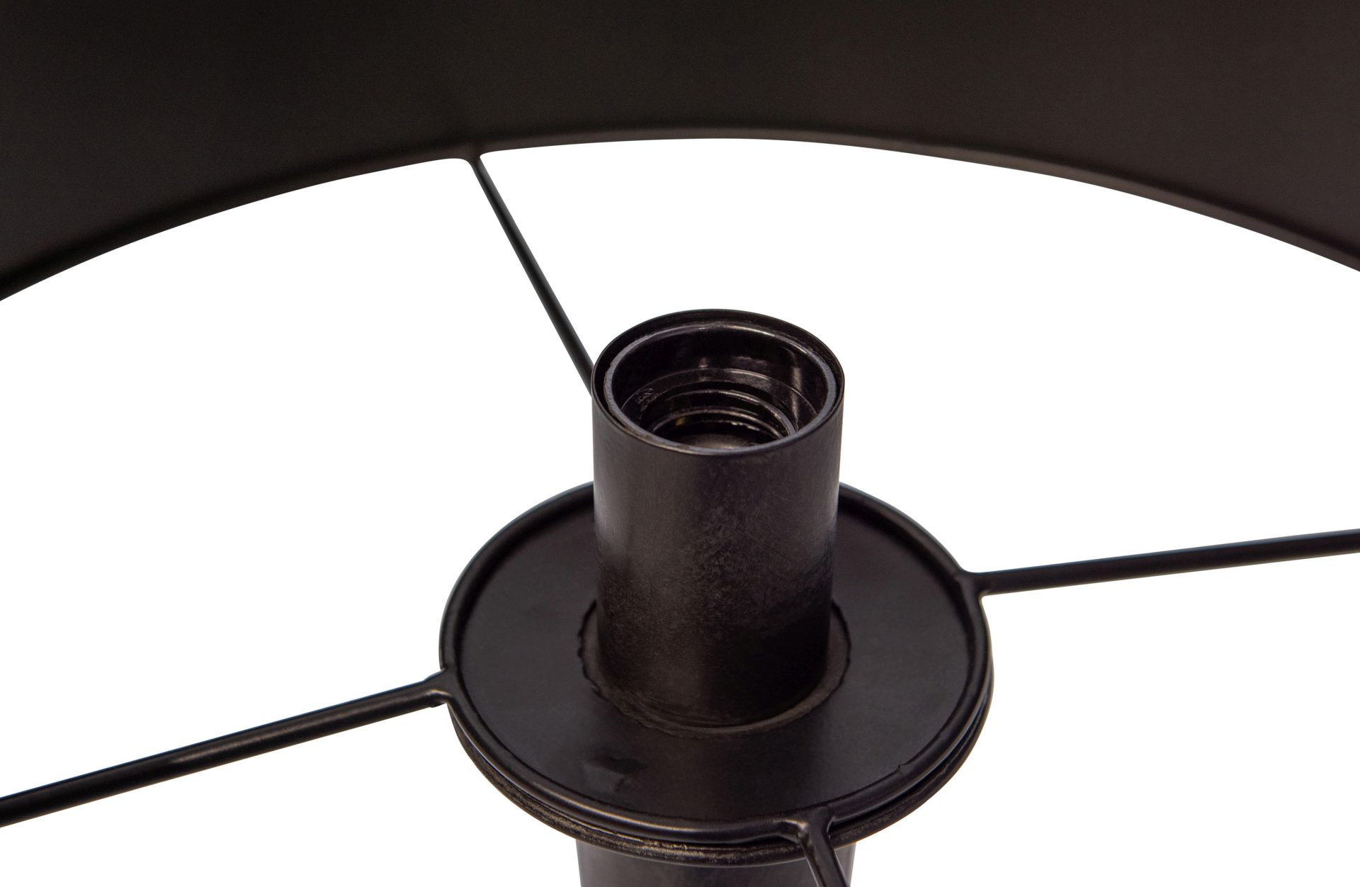 Die Stehleuchte Blackout Too überzeugt mit ihrem industriellem Design. Gefertigt wurde die Lampe aus Metall, welches eine Schwarz Messing Farbe besitzt.