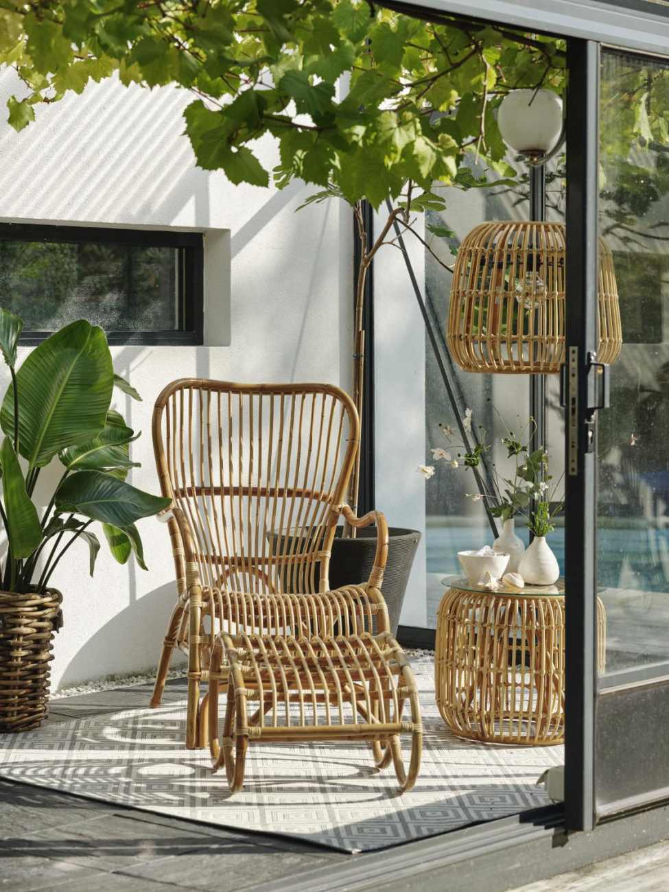 Der Gartensessel Vallda überzeugt mit seinem modernen Design. Gefertigt wurde er aus Rattan, welches einen natürlichen Farbton besitzt. Die Sitzhöhe des Sessels beträgt 42 cm.