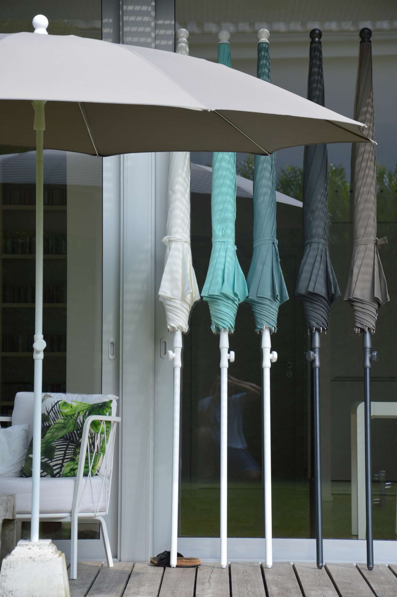 Der Sonnenschirm Salina überzeugt mit seinem modernen Design. Die Form des Schirms ist Rund. Designet wurde er von der Marke Jan Kurtz und hat die Farbe Grau.