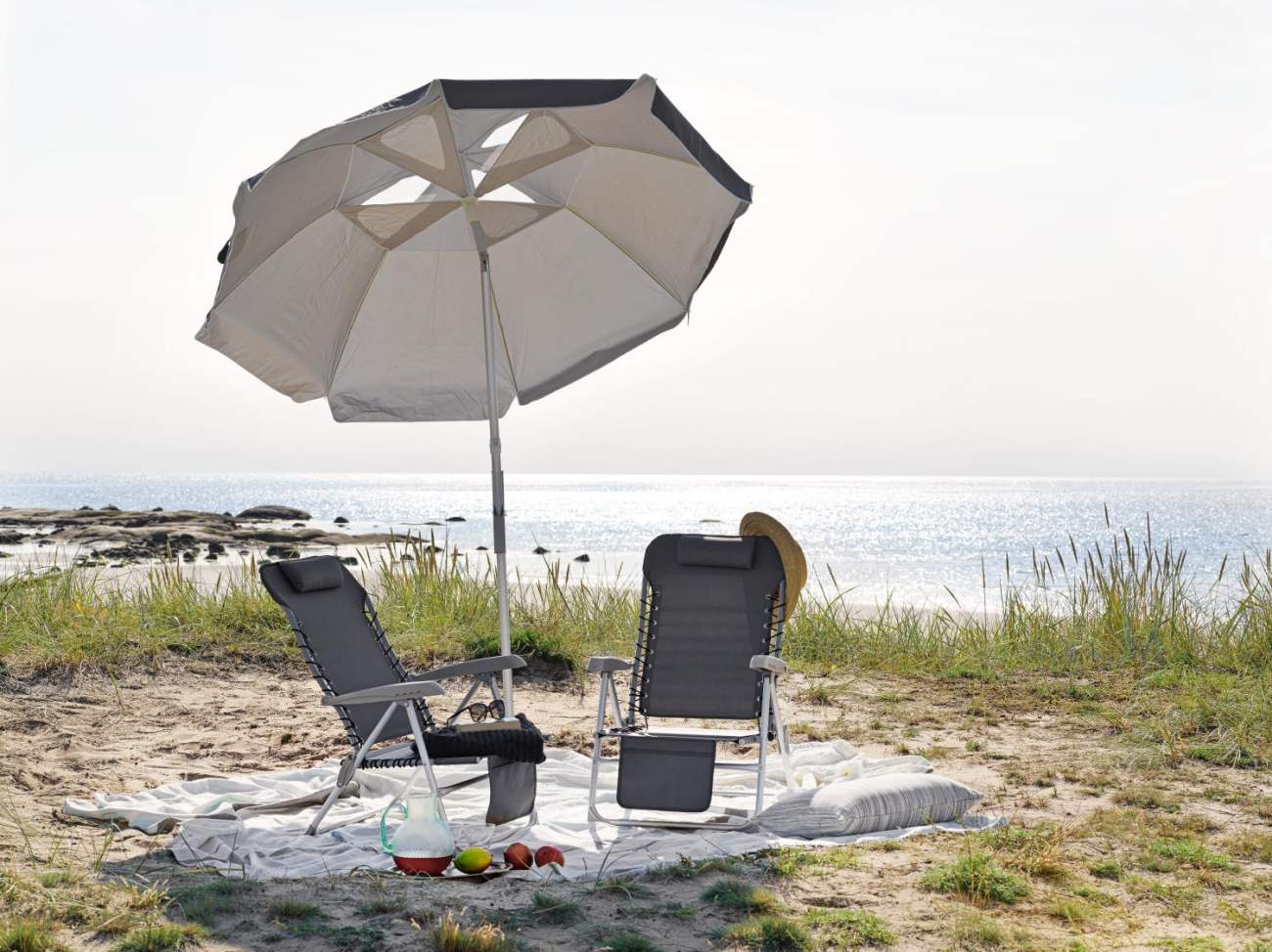 Der Sonnenschirm Beach überzeugt mit seinem modernen Design. Gefertigt wurde er aus Kunstfasern, welcher einen grauen Farbton besitzt. Das Gestell ist aus Metall und hat eine silberne Farbe. Der Schirm hat einen Durchmesser von 180 cm.