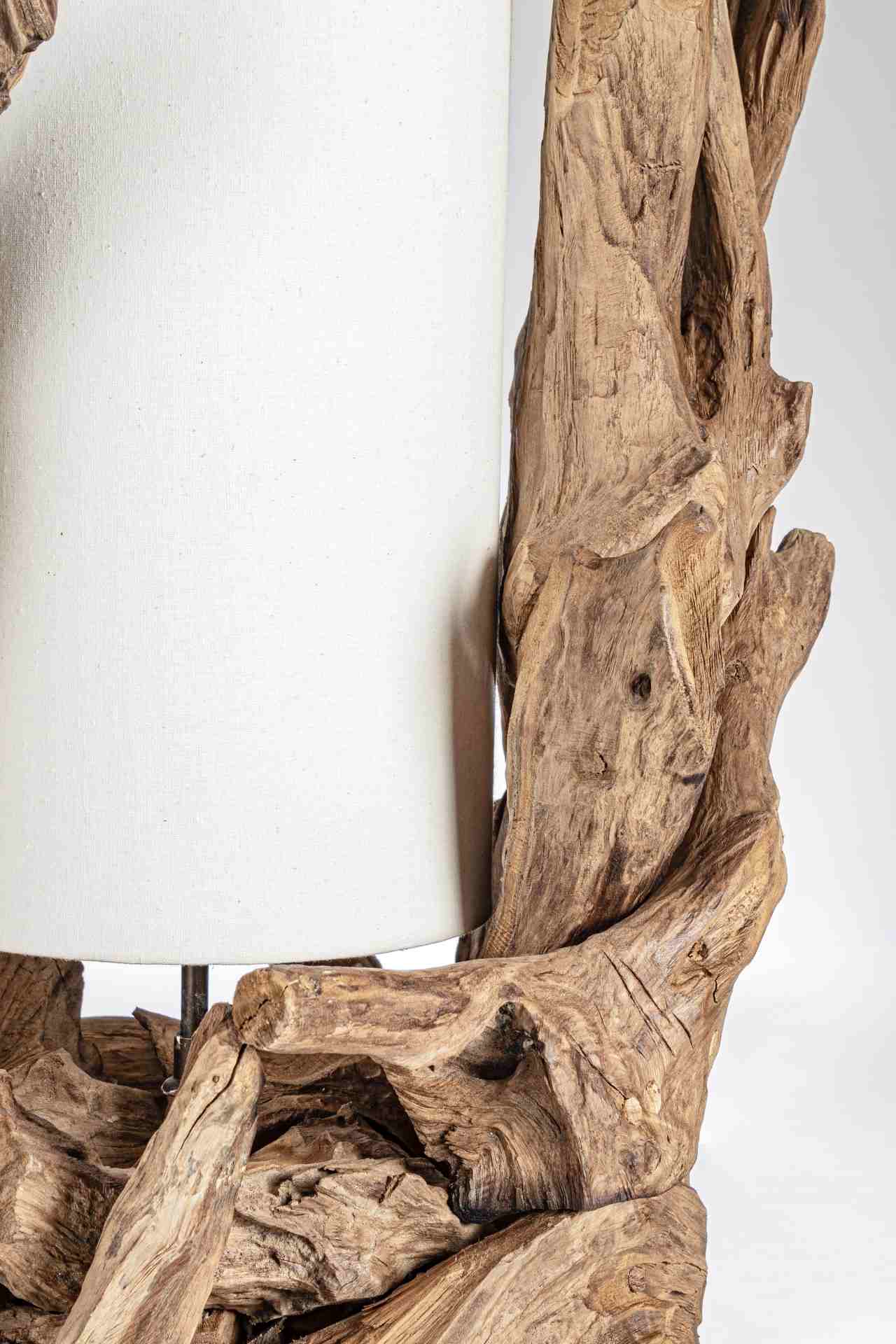Die Tischleuchte Bion überzeugt mit ihrem klassischen Design. Gefertigt wurde sie aus recyceltem Teakholz, welches einen natürlichen Farbton besitzt. Die Lampe besitzt einen Metall Fuß aus Metall. Der Lampenschirm ist aus Baumwolle und hat eine weiße Farb