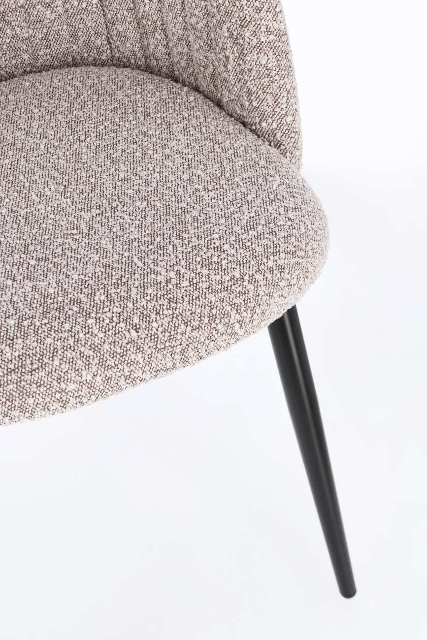Der Esszimmerstuhl Queen überzeugt mit seinem modernen Stil. Gefertigt wurde er aus Boucle-Stoff, welcher einen braunen Farbton besitzt. Das Gestell ist aus Metall und hat eine Schwarzen Farbe. Der Stuhl besitzt eine Sitzhöhe von 49 cm.
