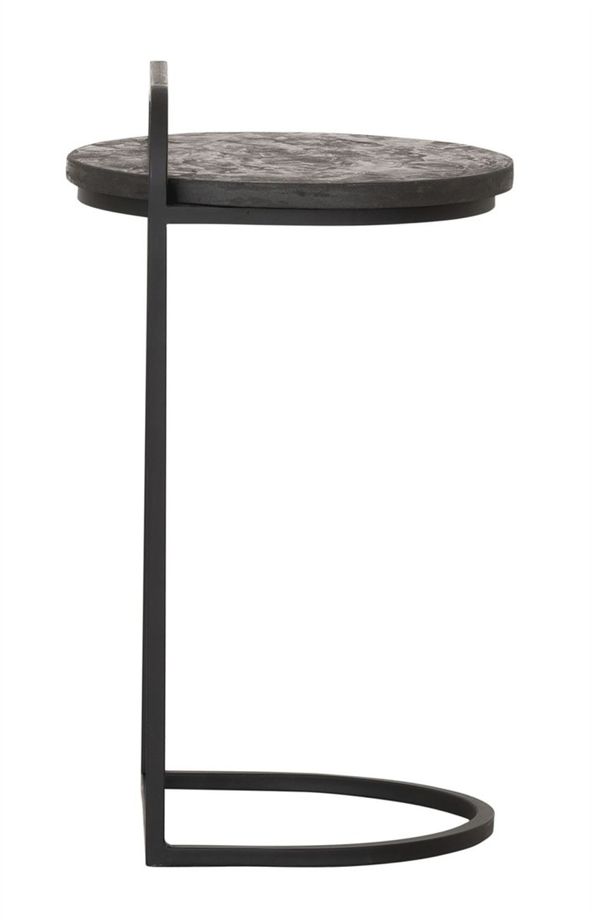 Der Beistelltisch Soho überzeugt mit seinem modernen Design. Gefertigt wurde es aus recyceltem Teakholz, welches einen schwarzen Farbton besitzt. Das Gestell ist aus Metall und hat eine schwarze Farbe. Der Bartisch besitzt einen Durchmesser von 35 cm.