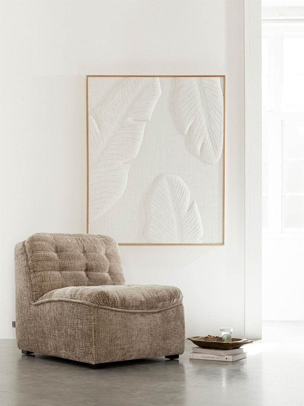 Das Wandpaneel Banana Leaf überzeugt mit seinem modernen Design. Gefertigt wurde es aus Jute, welches einen weißen Farbton besitzt. Das Wandpaneel besitzt eine Größe von 127x102 cm.