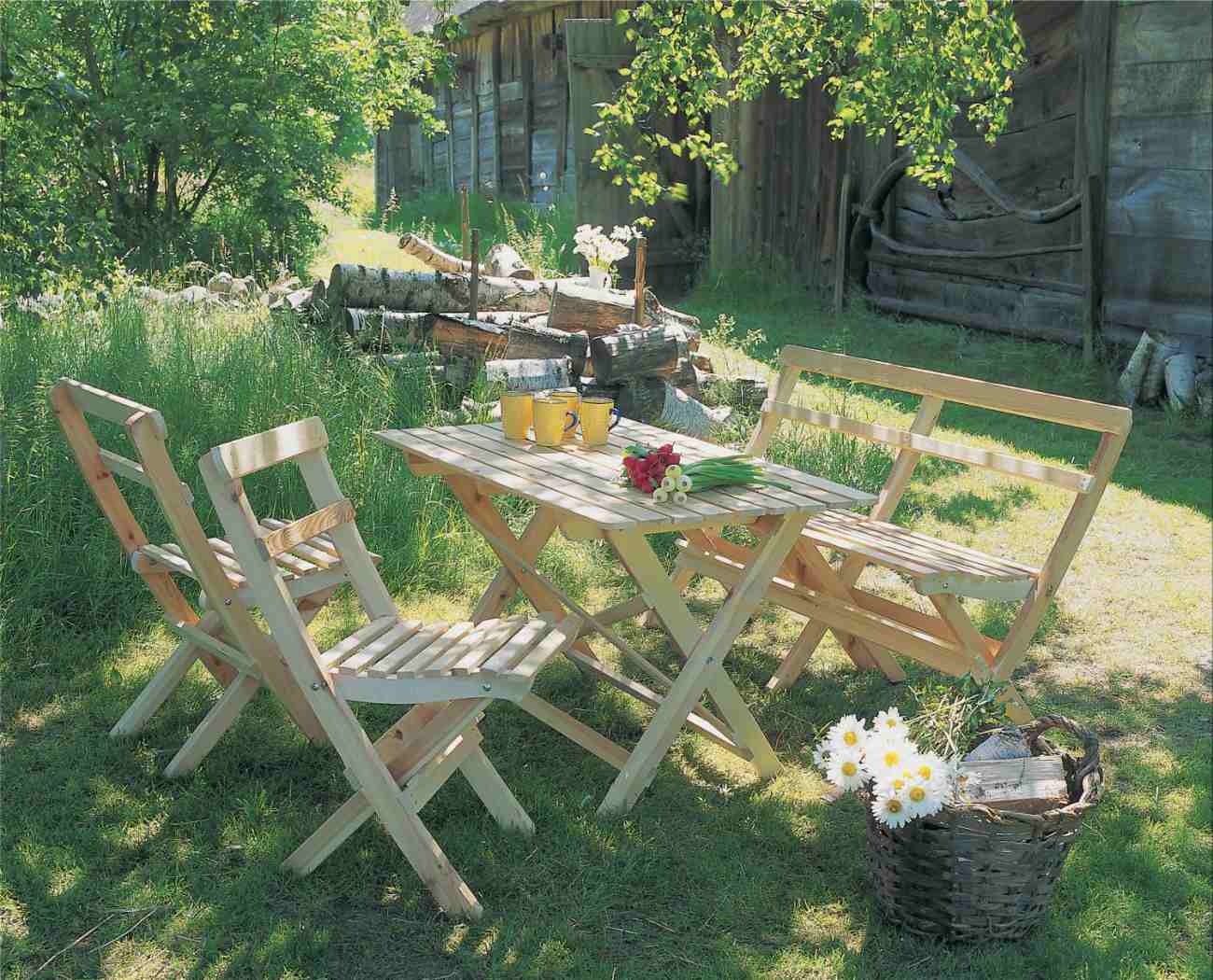 Der Gartenstuhl Gammeldags überzeugt mit seinem modernen Design. Gefertigt wurde er aus Kiefernholz, welches einen natürlichen Farbton besitzt. Das Gestell ist auch aus Kiefernholz und hat eine natürliche Farbe. Die Sitzhöhe des Stuhls beträgt 46 cm.