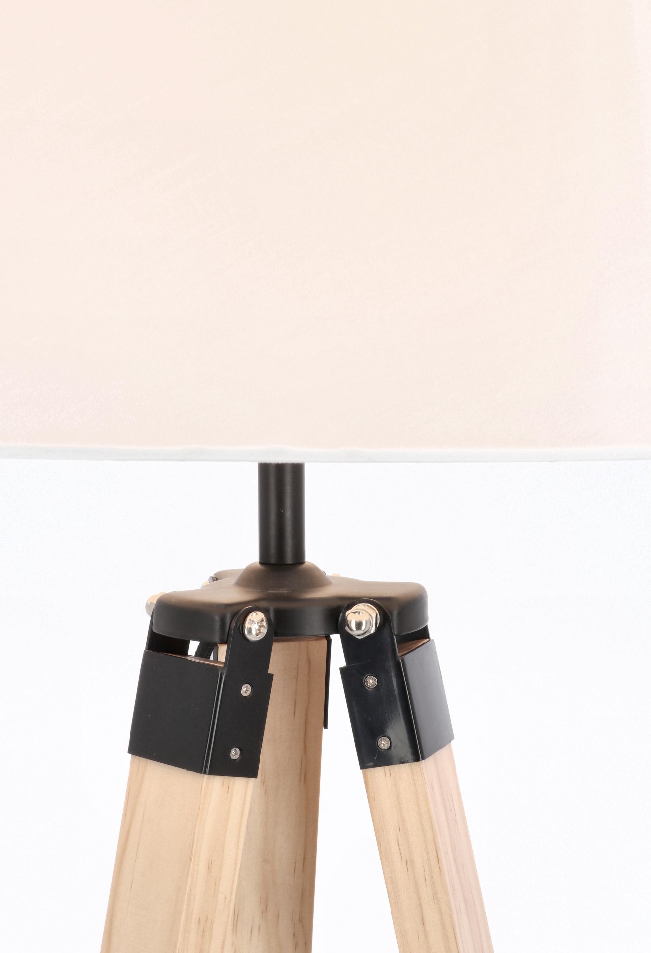 Die Stehleuchte Wood überzeugt mit ihrem klassischen Design. Gefertigt wurde sie aus Kiefernholz, welches einen natürlichen Farbton besitzt. Der Lampenschirm ist aus Baumwolle, welcher einen weißen Farbton besitzt. Die Lampe besitzt eine Höhe von 150 cm.