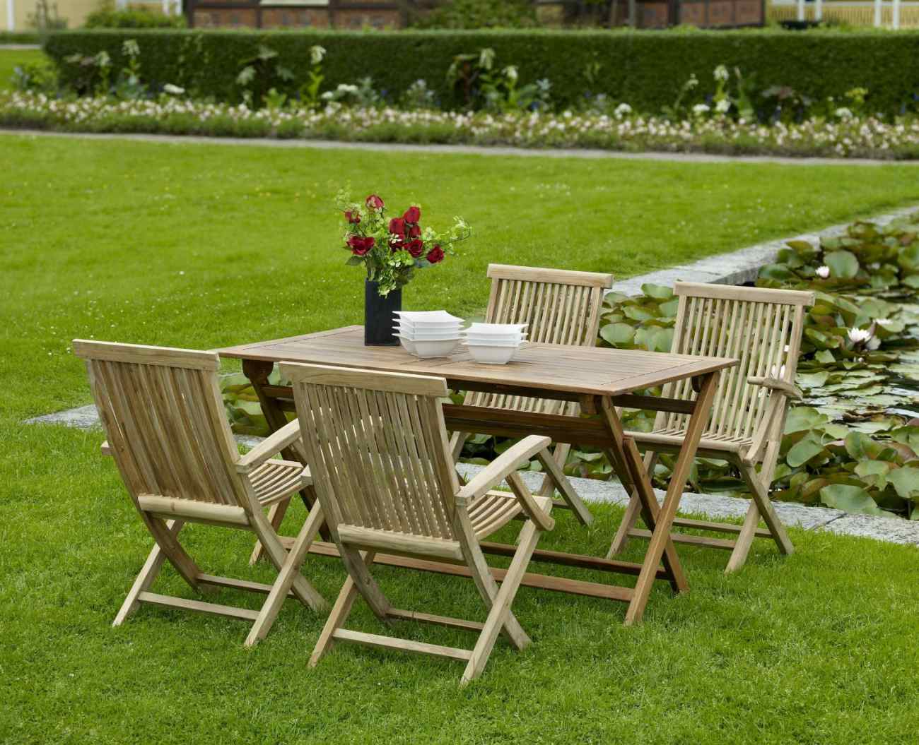 Der Gartenesstisch Turin überzeugt mit seinem modernen Design. Gefertigt wurde die Tischplatte aus Teakholz und hat einen natürlichen Farbton. Das Gestell ist auch aus Teakholz und hat eine natürliche Farbe. Der Tisch besitzt eine Länge von 140 cm.