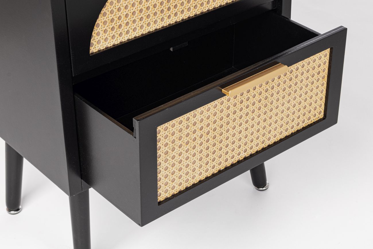 Der Nachttisch Josine überzeugt mit seinem modernen Design. Gefertigt wurde er aus Kiefernholz, welches einen schwarzen Farbton besitzt. Die Einsätze der Türen sind aus Rattan und haben eine natürliche Farbe. Der Nachttisch besitzt eine Breite von 45 cm.