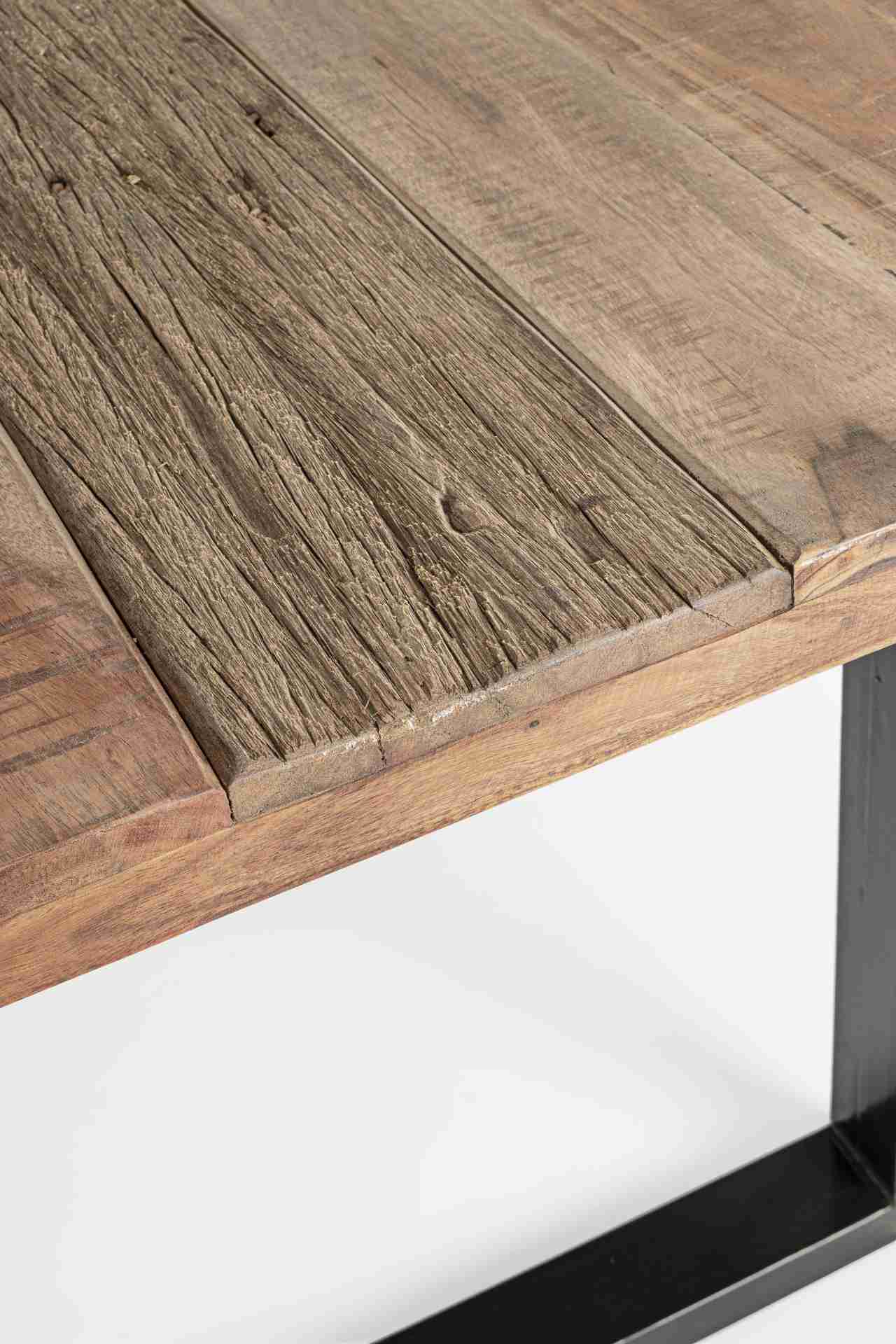 Der Esstisch Nottingham überzeugt mit seinem moderndem Design. Gefertigt wurde er aus Akazienholz, welches einen natürlichen Farbton besitzt. Das Gestell des Tisches ist aus Metall und ist in eine schwarze Farbe. Der Tisch besitzt eine Breite von 180 cm.