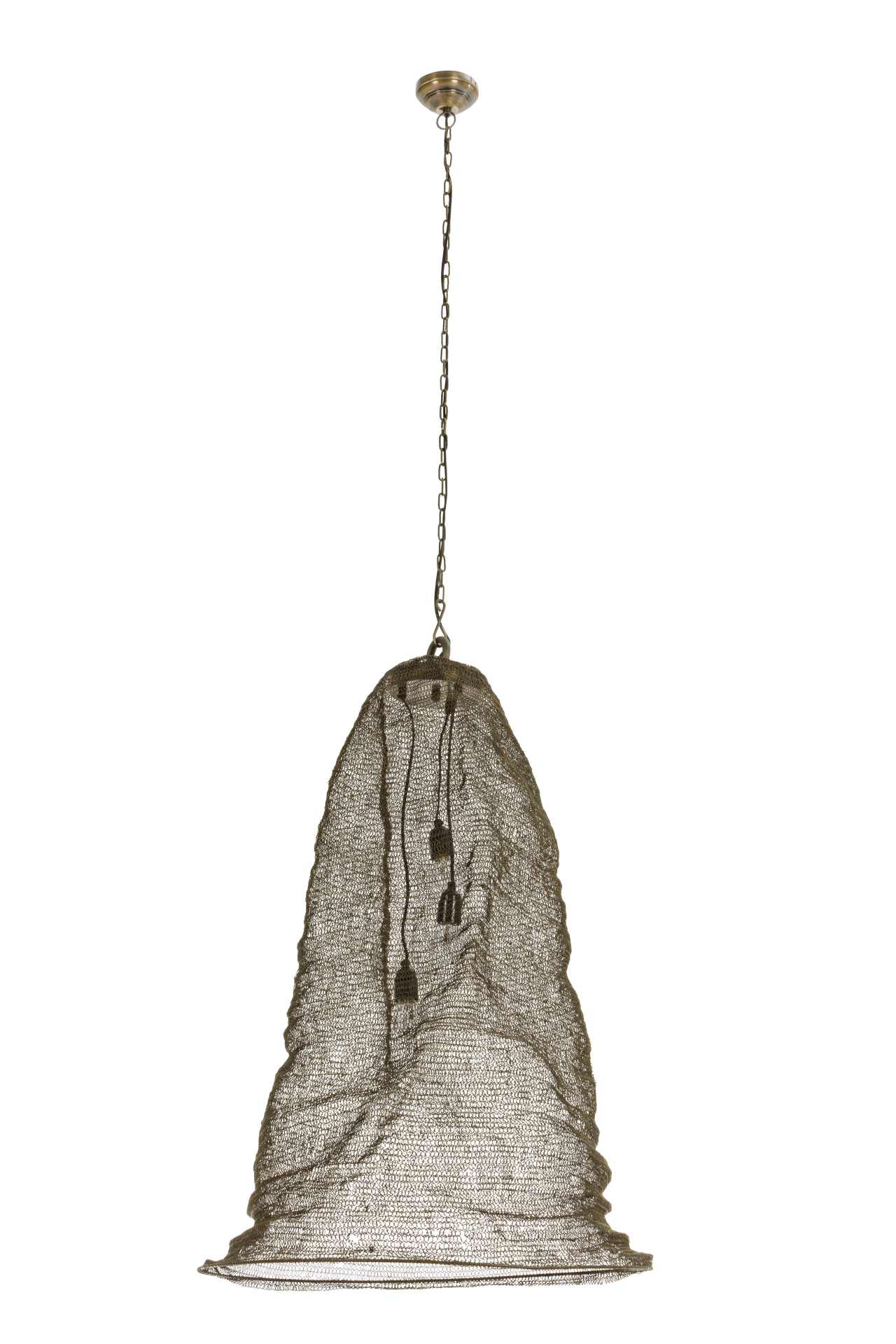 Die Hängeleuchte Amish überzeugt mit ihrem klassischen Design. Gefertigt wurde sie aus Metall, welches einen Messing Farbton besitzt.Der Lampenschirm ist auch aus Metall. Die Lampe besitzt eine Höhe von 90 cm.