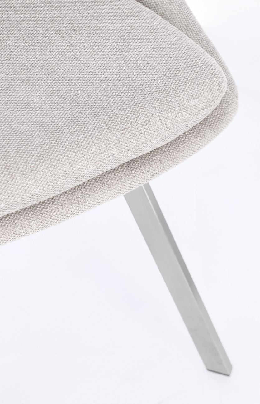 Der Esszimmerstuhl Kashar überzeugt mit seinem modernen Stil. Gefertigt wurde er aus Stoff, welcher einen hellgrauen Farbton besitzt. Das Gestell ist aus Edelstahl und hat eine silberne Farbe. Der Stuhl besitzt eine Sitzhöhe von 49 cm.