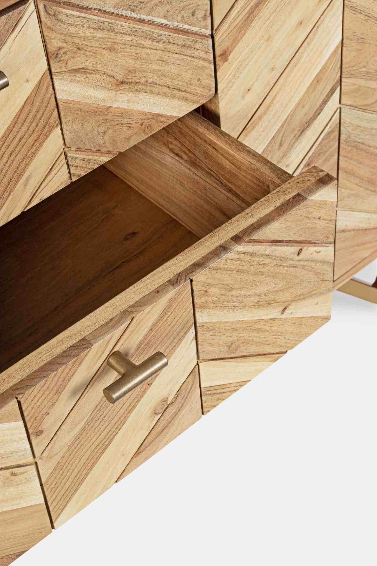 Das Sideboard Raida überzeugt mit seinem modernem Design. Gefertigt wurde es aus Akazien-Holz, welches einen natürlichen Farbton besitzt. Das Gestell ist aus Metall und hat eine goldene Farbe. Das Sideboard verfügt über zwei Türen und drei Schubladen. Die