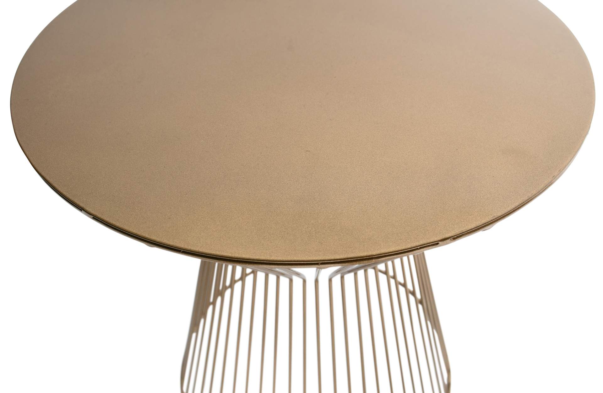 Der Beistelltisch Suus wurde aus Metall gefertigt, welches einen goldenen Farbton besitzt. Der Tisch überzeugt mit seinem modernen Design.