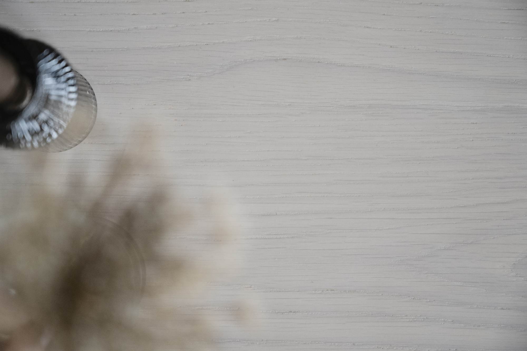 Edles Möbelstück: Couchtisch Yumi Rund 90cm, Esche Weiß pigmentiert für stilvolle Einrichtung.