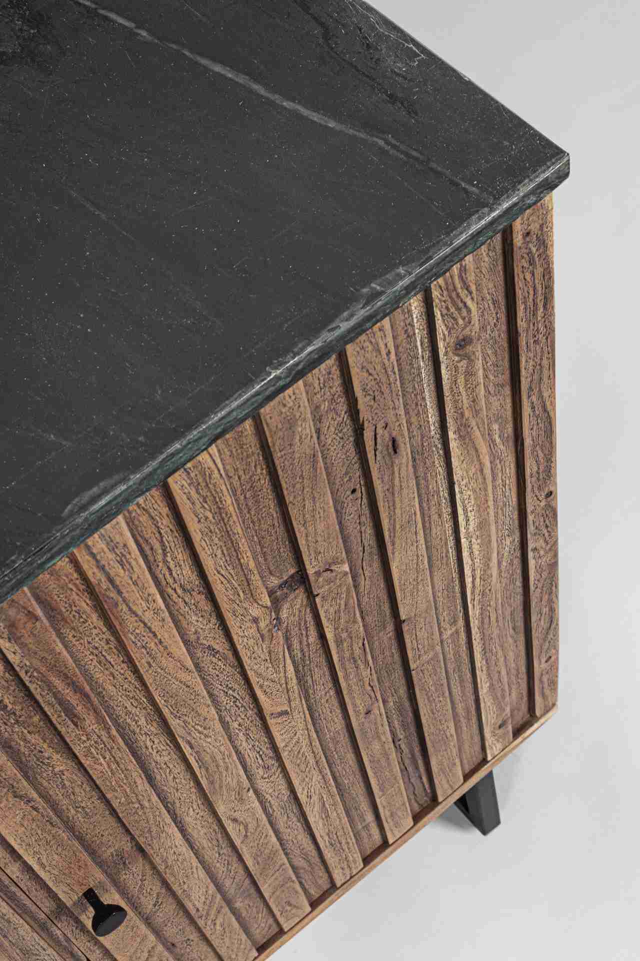 Das Sideboard Norfolk überzeugt mit seinem modernem Design. Gefertigt wurde es aus Akazien-Holz, welches einen natürlichen Farbton besitzt. Das Gestell ist aus Metall und hat eine schwarze Farbe. Die Oberflächenplatte ist aus Marmor. Das Sideboard verfügt