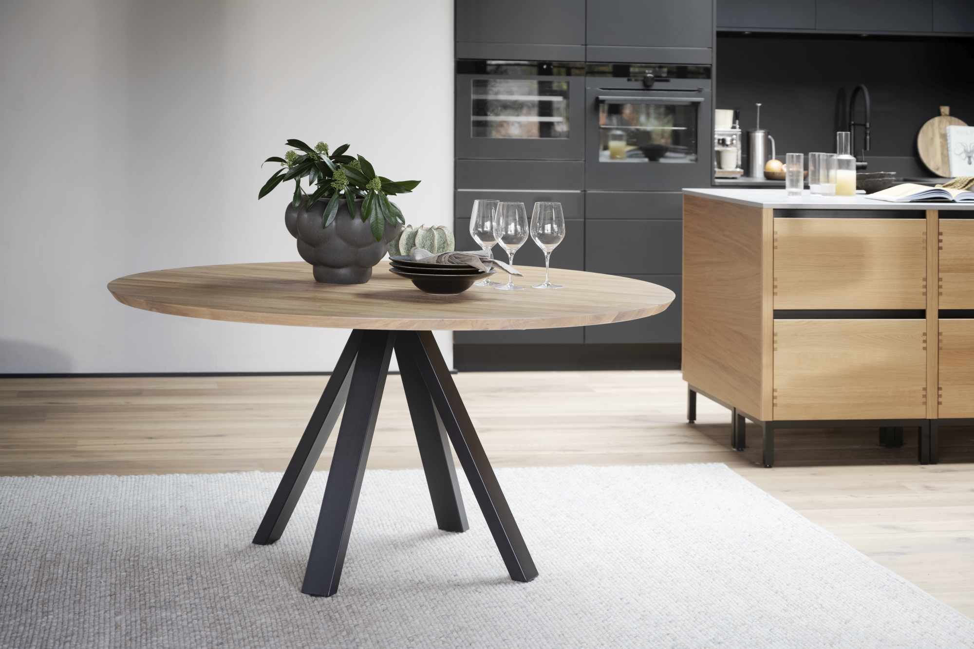 Jetzt entdecken: Esstisch Carradale Rund 150cm, Spider-Gestell, Eiche Natur mit hochwertiger Verarbeitung.