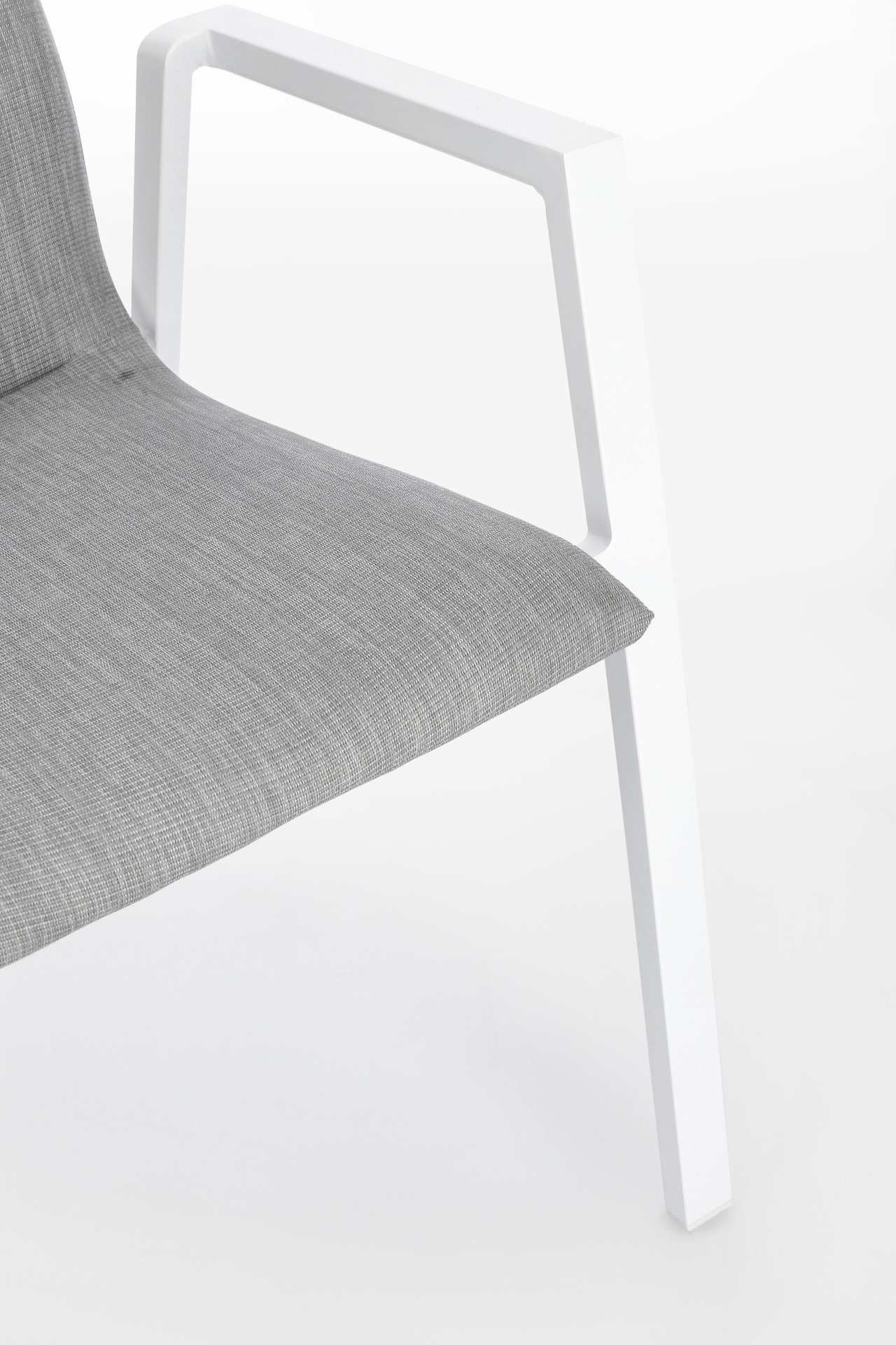 Der Gartenstuhl Odeon überzeugt mit seinem modernen Design. Gefertigt wurde er aus einem Mischstoff, welcher einen grauen Farbton besitzt. Das Gestell ist aus Aluminium und hat auch eine weiße Farbe. Der Stuhl verfügt über eine Sitzhöhe von 47 cm und ist 