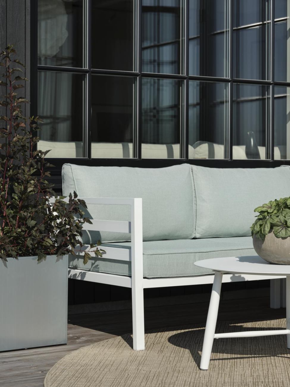Das Gartenecksofa Weldon überzeugt mit seinem modernen Design. Gefertigt wurde er aus Stoff, welcher einen hellgrauen Farbton besitzt. Das Gestell ist aus Metall und hat eine weiße Farbe. Die Sitzhöhe des Sofas beträgt 43 cm.