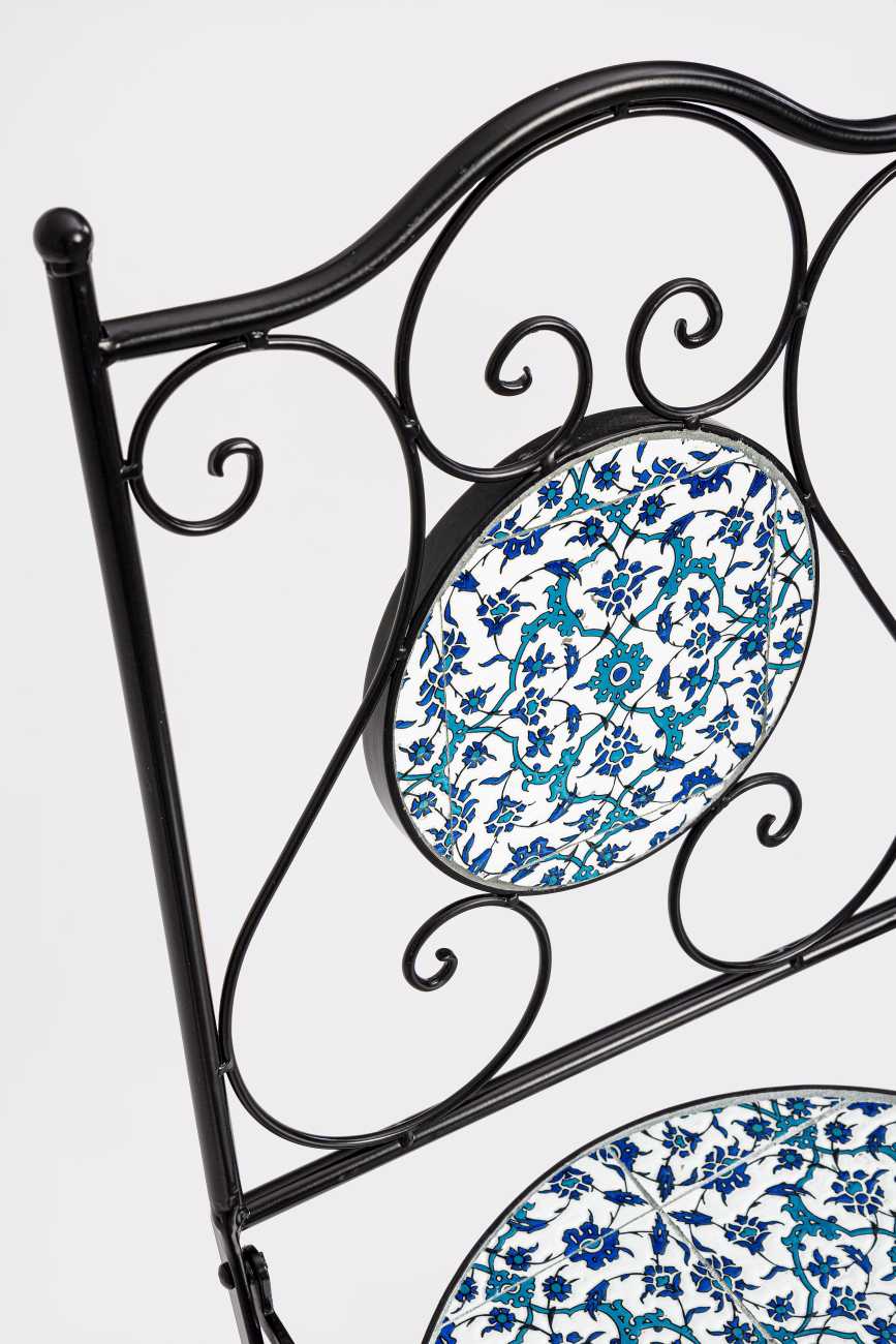 Der Gartenstuhl Samos überzeugt mit seinem modernen Design. Gefertigt wurde er aus Keramik, welches einen hellen Farbton besitzt. Das Gestell ist aus Metall und hat eine schwarze Farbe. Der Stuhl ist klappbar.