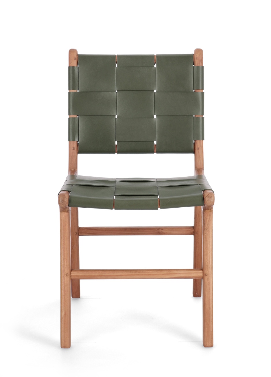 Der Esszimmerstuhl Joanna überzeugt mit seinem modernen Stil. Gefertigt wurde er aus Leder, welches einen grünen Farbton besitzt. Das Gestell ist aus Teakholz und hat eine natürliche Farbe. Der Stuhl besitzt eine Sitzhöhe von 45 cm.