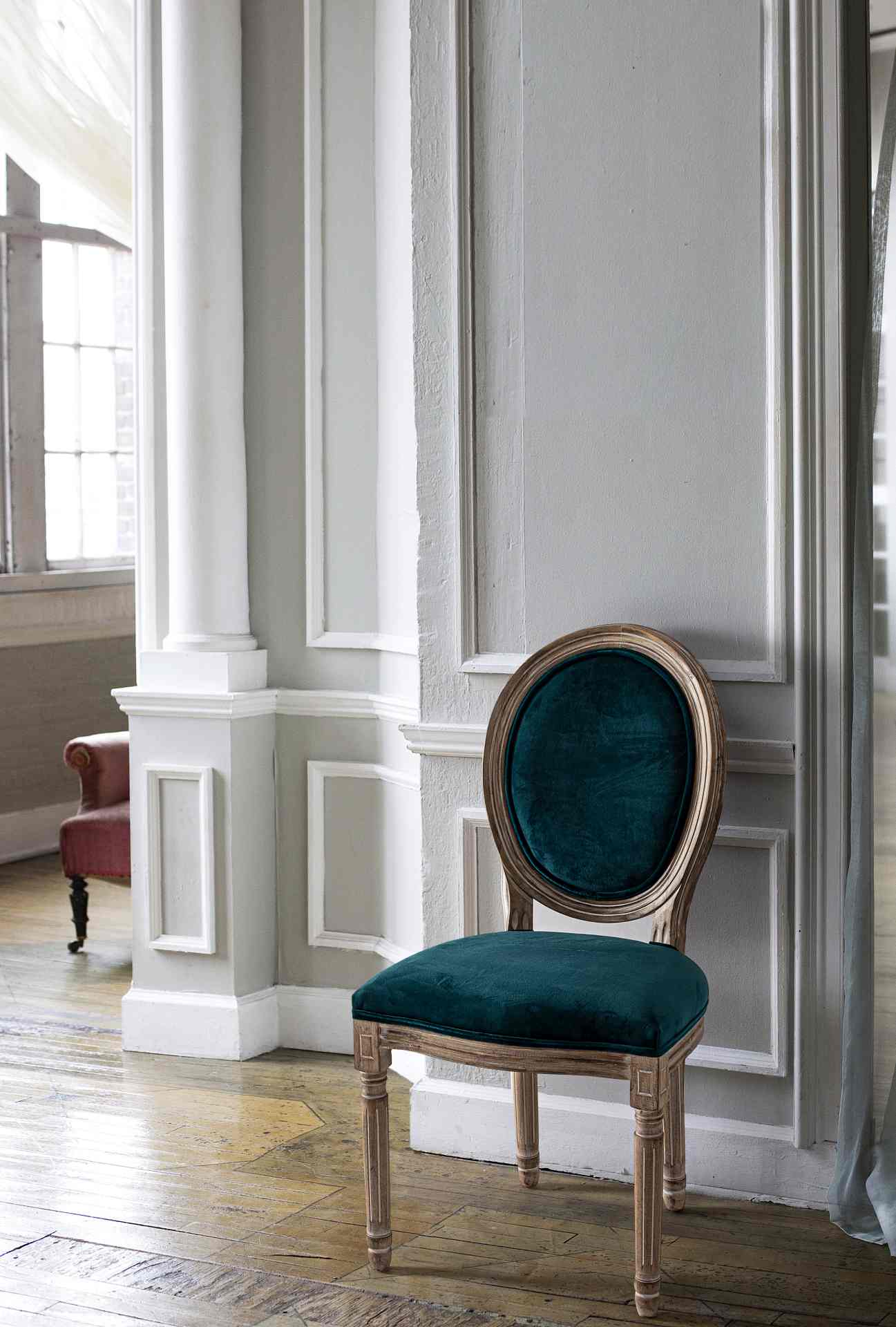 Der Stuhl Mathilde überzeugt mit seinem klassischem Design gefertigt wurde der Stuhl aus Birkenholz, welches natürlich gehalten ist. Die Sitz- und Rückenfläche ist aus einem Stoff-Bezug, welcher einen blauen Farbton besitzt und in einer Samt-Optik ist. Di
