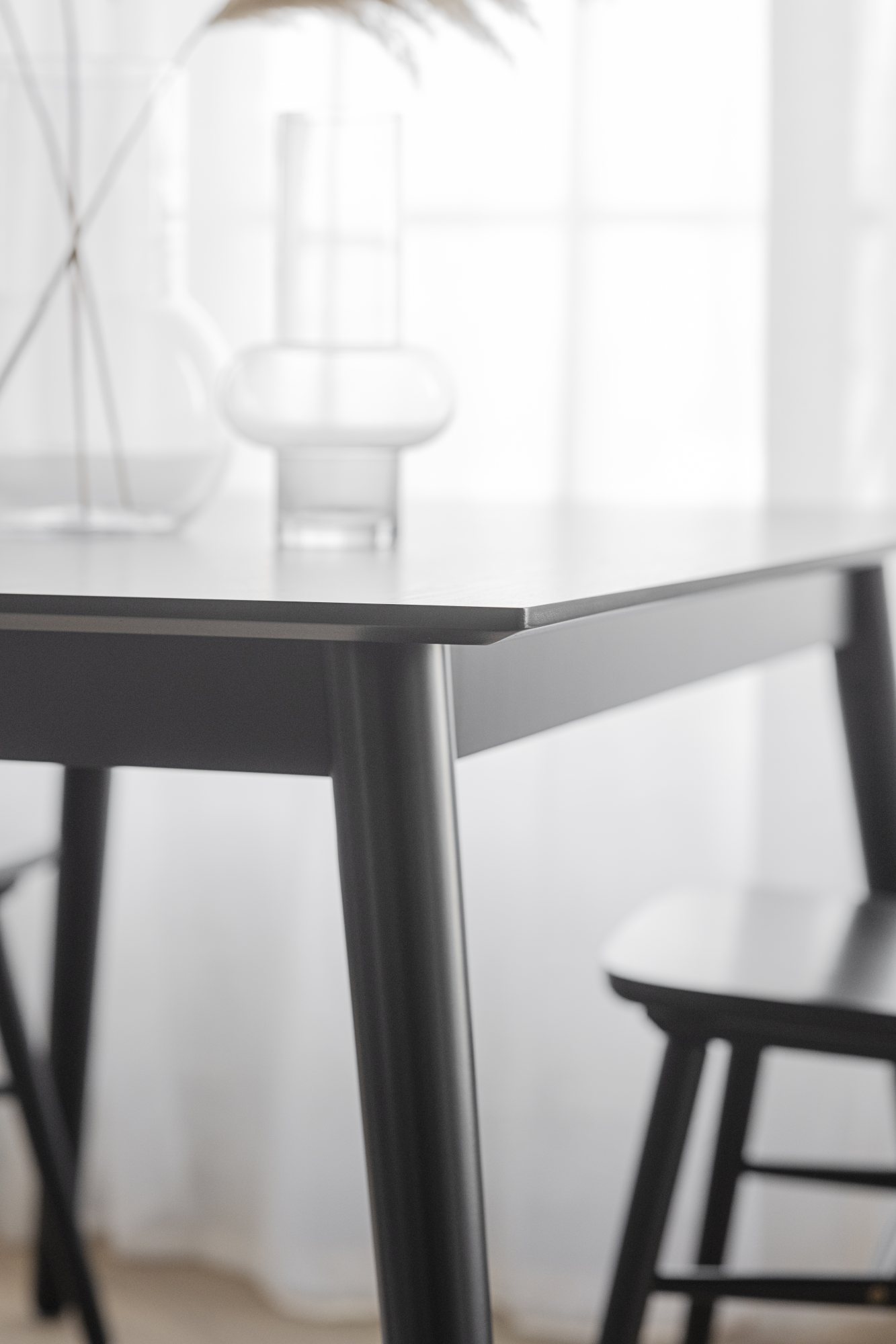 Komfortabel & schön – Esstisch Lotta 140x90cm, Esche Schwarz.