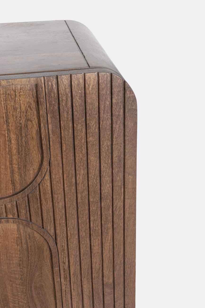 Das Sideboard Orissa überzeugt mit seinem modernen Design. Gefertigt wurde es aus Mangoholz, welches einen braunen Farbton besitzt. Das Gestell ist aus Metall und hat eine schwarze Farbe. Das Sideboard besitzt eine Breite von 145 cm.
