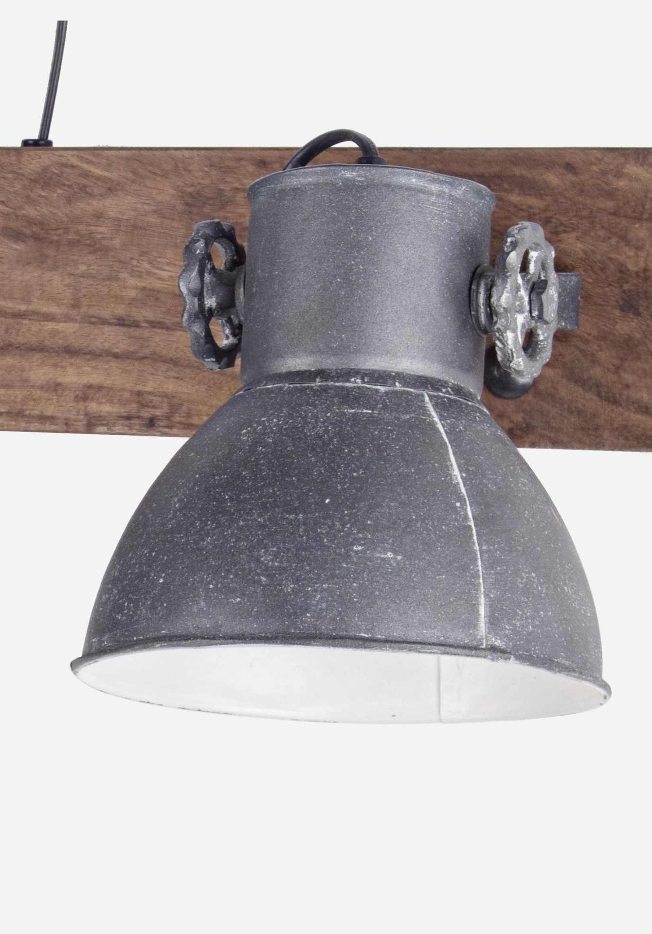 Die Wandleuchte Allique überzeugt mit ihrem klassischen Design. Gefertigt wurde sie aus Mangoholz, welches einen natürlichen Farbton besitzt. Der Lampenschirm ist aus Metall und hat eine graue Farbe. Die Lampe besitzt eine Höhe von 27 cm.