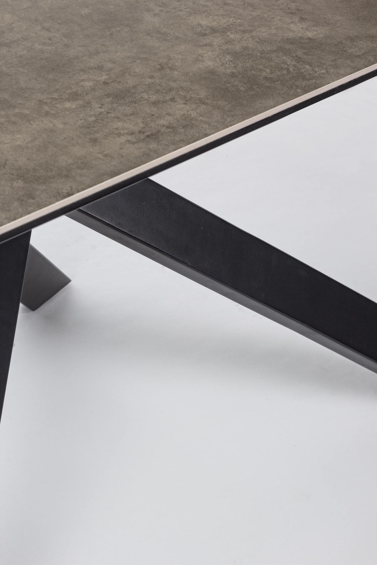 Der Esstisch Messier überzeugt mit seinem moderndem Design. Gefertigt wurde er aus Keramik, welches einen braunen Farbton besitzt. Das Gestell des Tisches ist aus Metall und ist in eine schwarze Farbe. Der Tisch besitzt eine Breite von 180 cm.