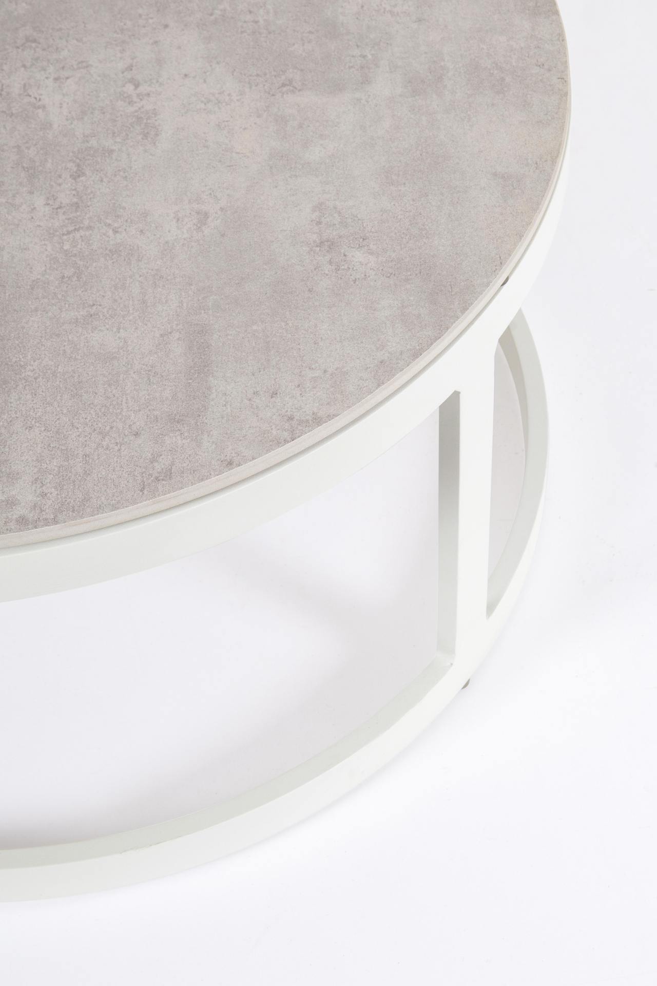 Der Couchtisch Talunas als 2er-Set überzeugt mit seinem modernen Design. Gefertigt wurde er aus Keramik, welches einen grauen Farbton besitzt. Das Gestell ist auch aus Aluminium und hat eine weiße Farbe. Der Couchtisch verfügt über einen Durchmesser von 9