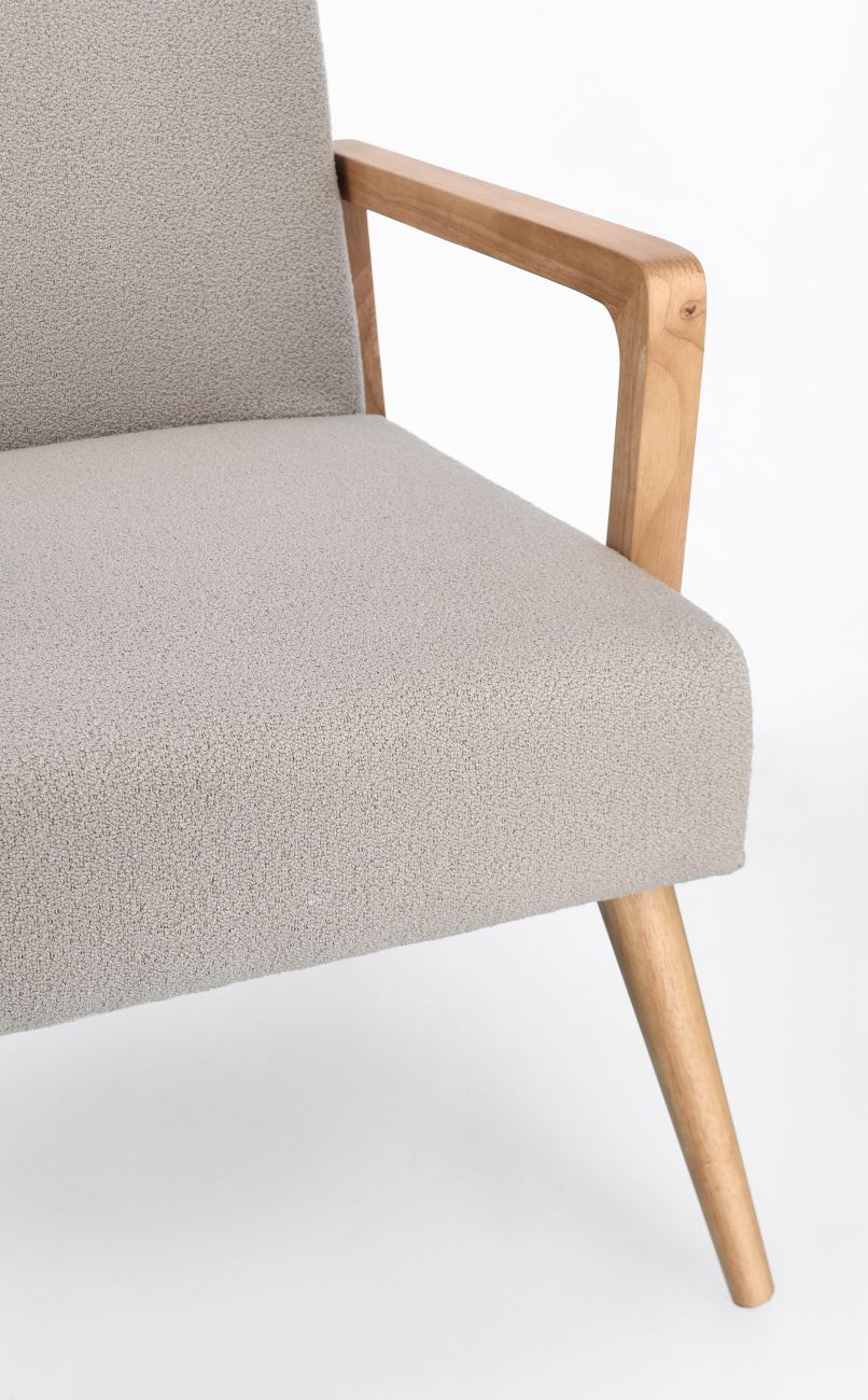 Der Sessel Verina überzeugt mit seinem modernen Stil. Gefertigt wurde er aus einem Stoff-Bezug, welcher einen hellgrauen Farbton besitzt. Das Gestell ist aus Kautschukholz und hat eine natürliche Farbe. Der Sessel verfügt über eine Armlehne.