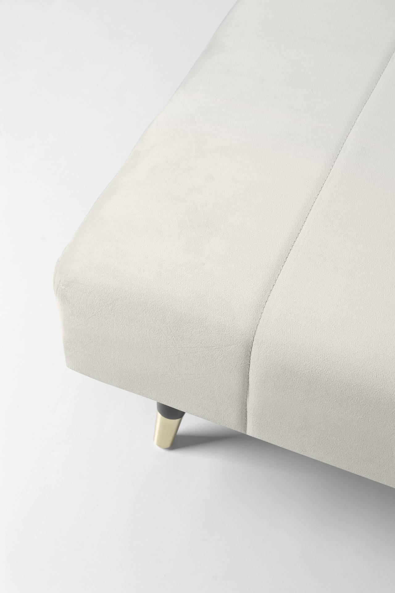 Das Schlafsofa Alma überzeugt mit seinem klassischen Design. Gefertigt wurde es aus Samt, welcher einen beige Farbton besitzt. Das Gestell ist aus Metall und hat eine schwarzen Farbe. Die Schlaffunktion hat ein Maß von 180x105 cm. Das Sofa ist in der Ausf