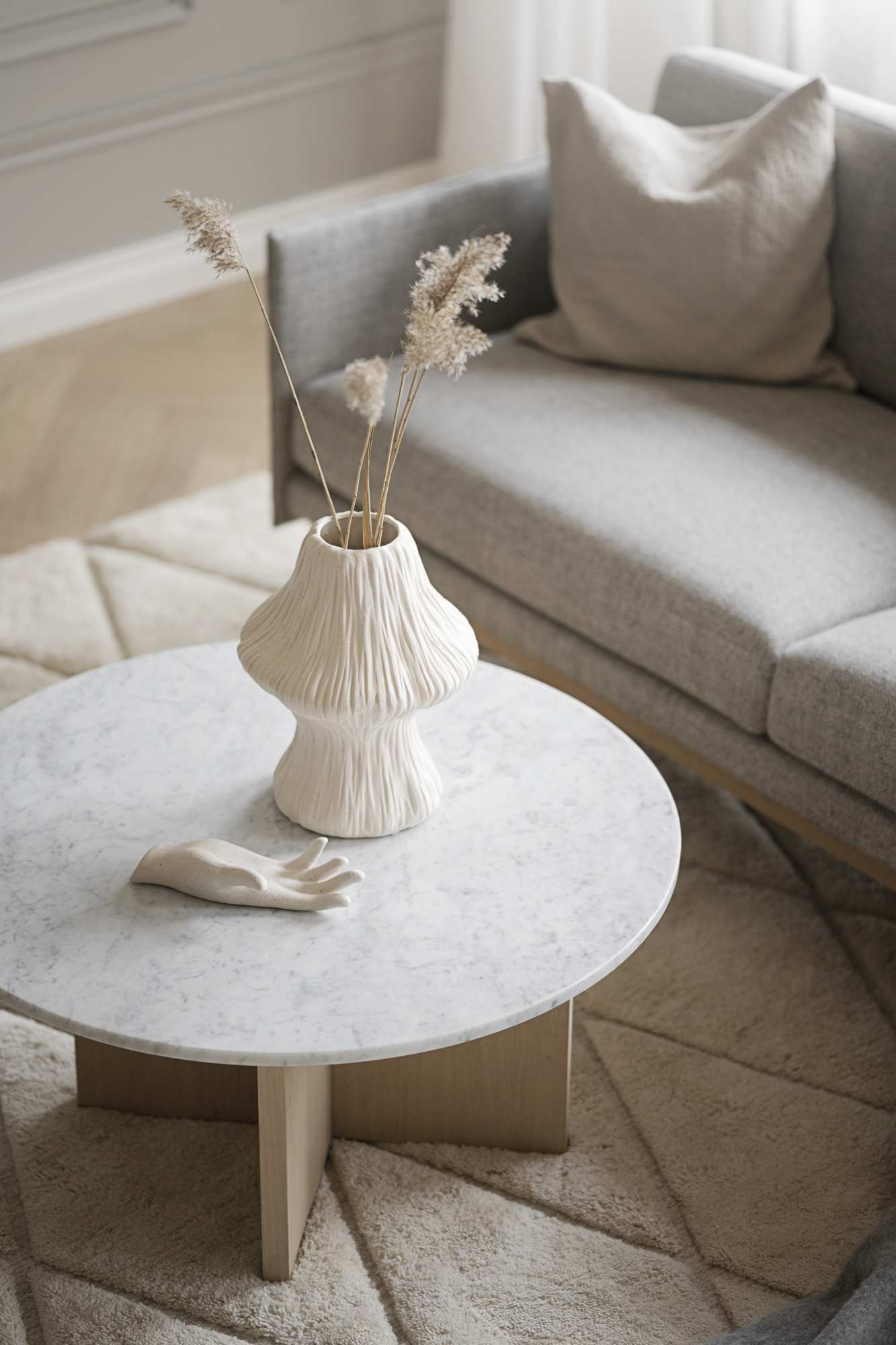 Couchtisch Brooksville, Marmor Rund 90cm, Weiß / Weiß – überzeugt mit zeitlosem Stil.