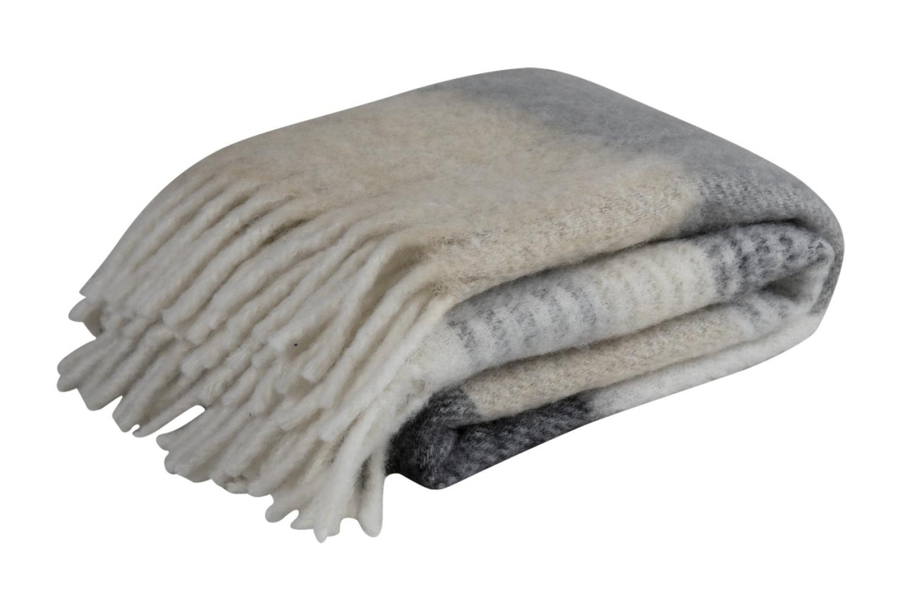 Die Decke Fortone überzeugt mit ihrem modernen Design. Gefertigt wurde sie aus Wolle, welche einen Beigen Farbton besitzt. Die Decke besitzt eine Größe von 130x170 cm.
