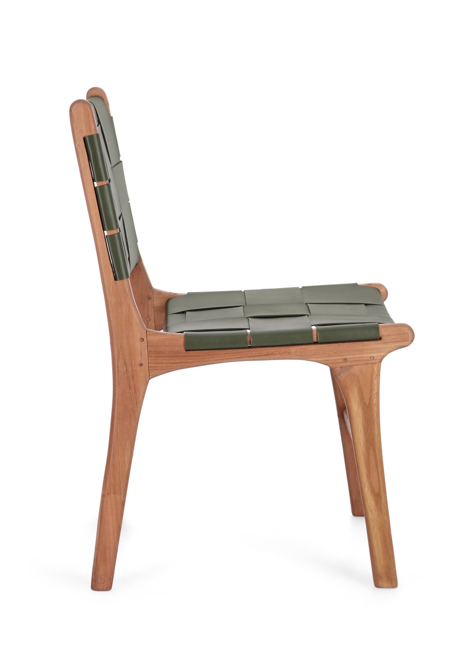 Der Esszimmerstuhl Joanna überzeugt mit seinem modernen Stil. Gefertigt wurde er aus Leder, welches einen grünen Farbton besitzt. Das Gestell ist aus Teakholz und hat eine natürliche Farbe. Der Stuhl besitzt eine Sitzhöhe von 45 cm.