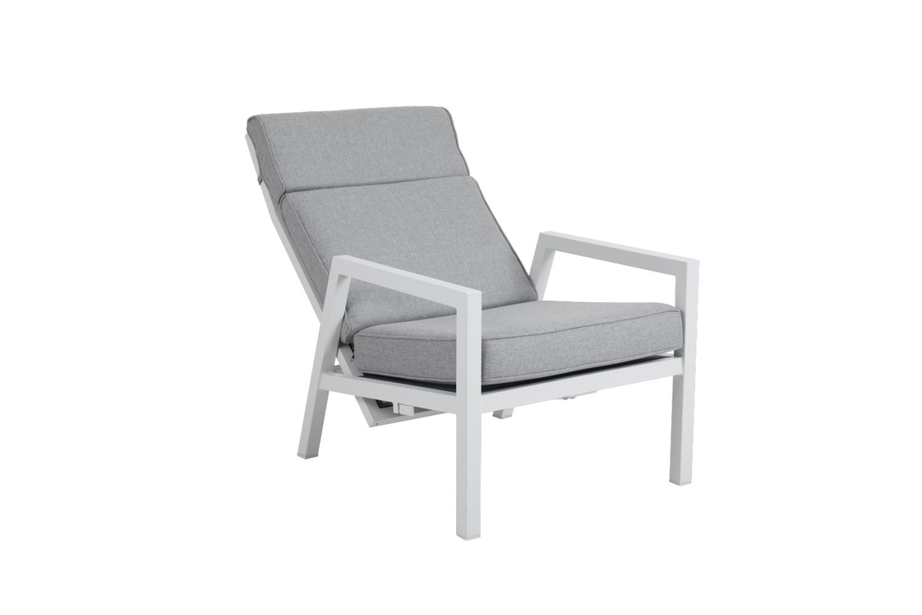 Der Gartensessel Belfort überzeugt mit seinem modernen Design. Gefertigt wurde er aus Metall, welches einen weißen Farbton besitzt. Der Sessel wird inklusive des Kissens geliefert. Die Sitzhöhe des Sessels beträgt 45 cm.